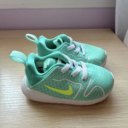 Nike toddler shoe (size 5C) 