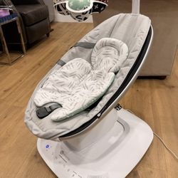 4moms mamaRoo Baby Swing – Excellent Condition