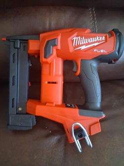 Milwaukee M18 NAIL GUN