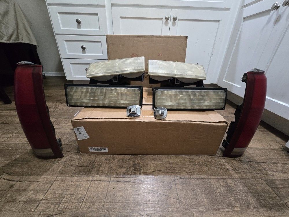 1999 Chevorlet Tahoe Headlight/ Turn Signals / Tail Light Bundle