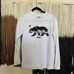 White Levi's long sleeve shirt with mountain range/night sky bear design; excellent condition