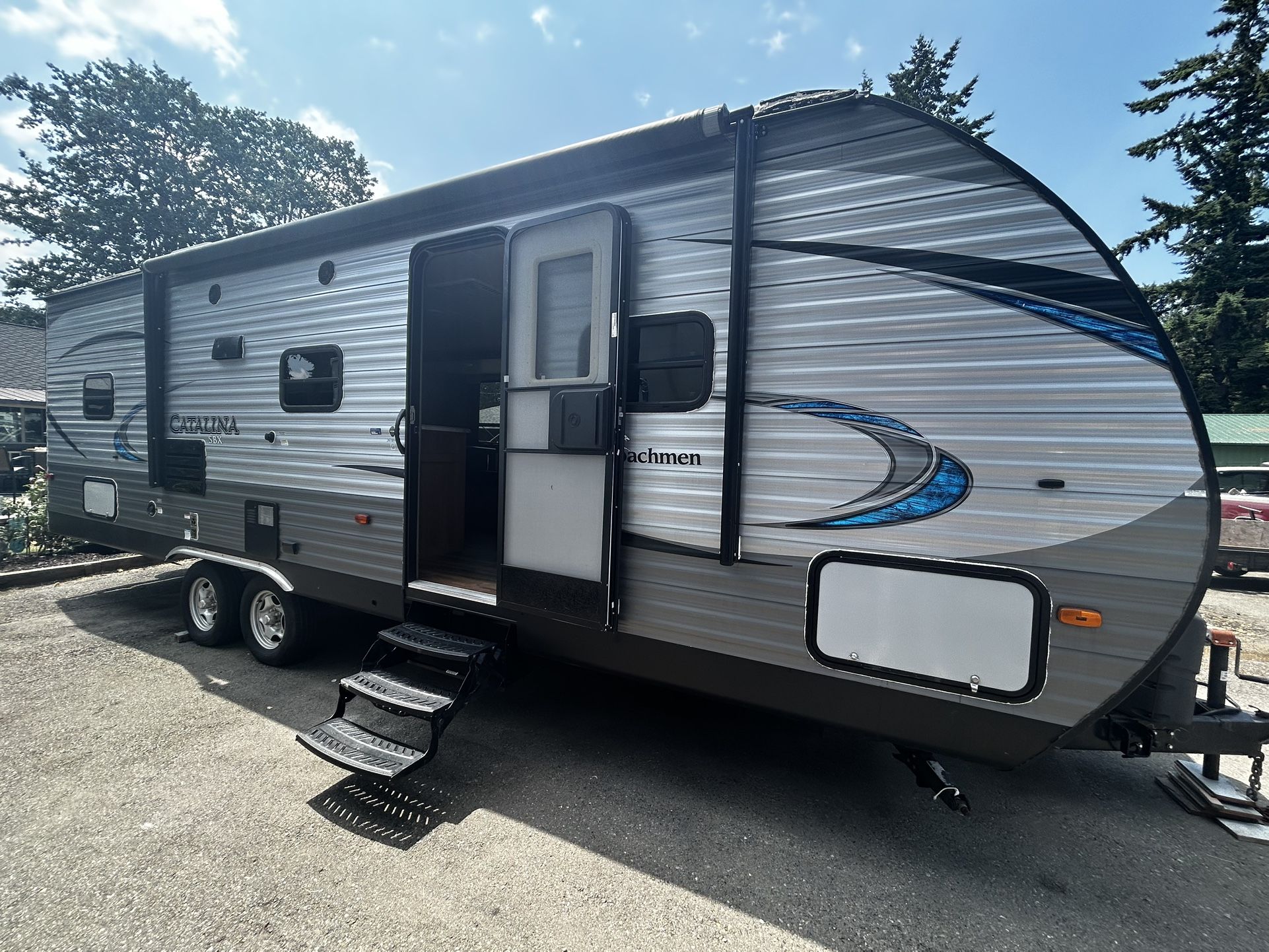 2019 Coachman 27ft Slide Out Queen Bed Excellent Condition