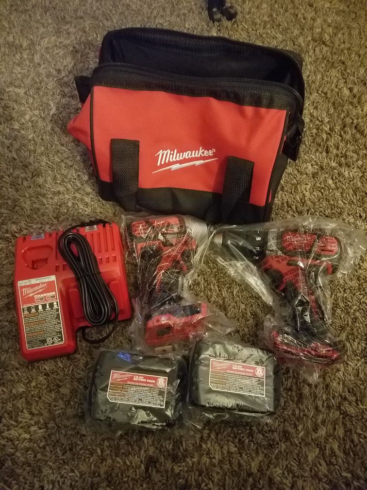 Impact and drill milwaukee 18V new with two batterys, charger and case.