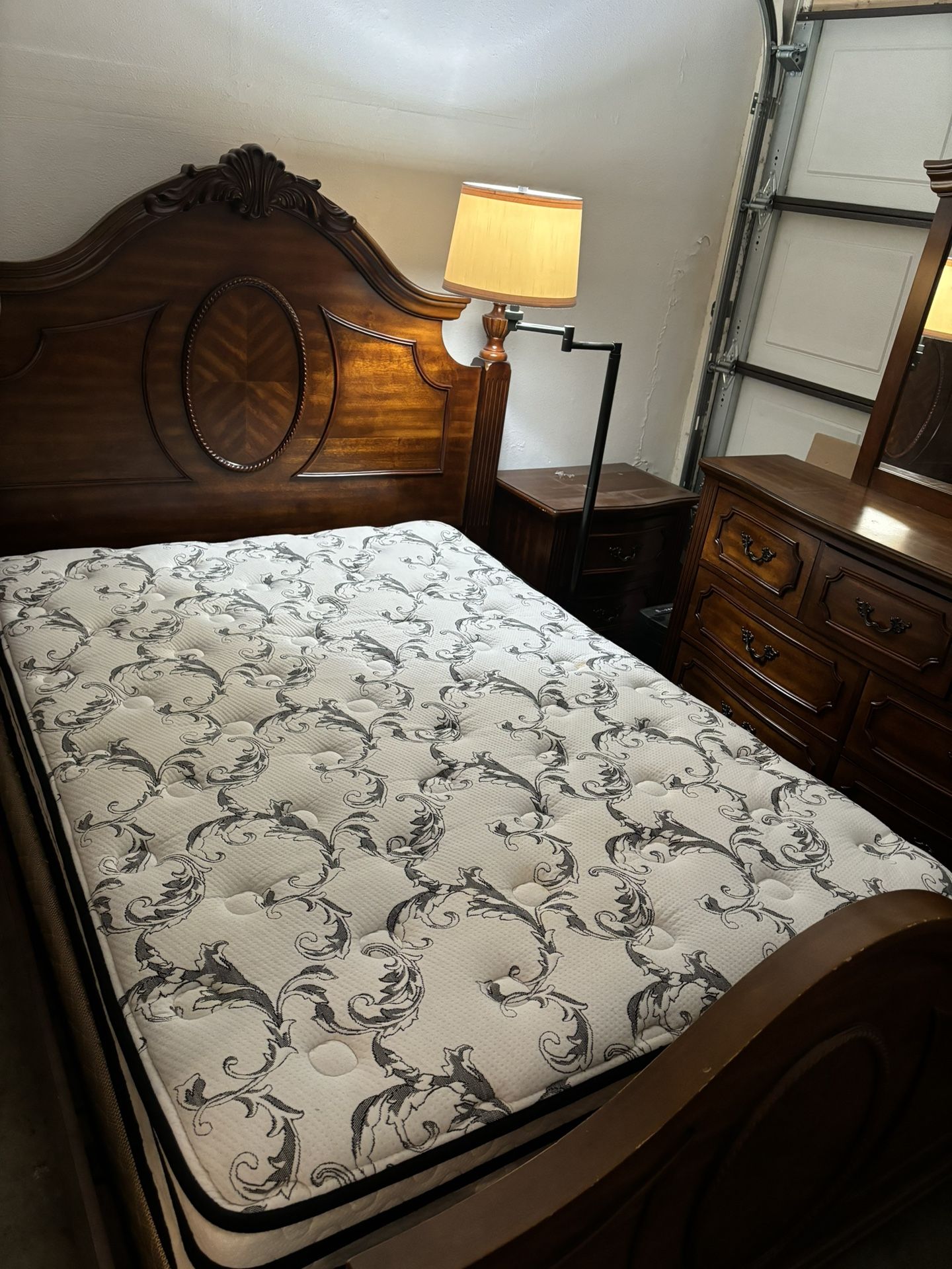 Queen Bedroom Set ( Set de Recámara tamaño Queen)