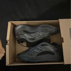 Yeezy 700 V3 Alvah