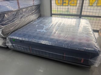 KING SIZE STEARNS & FOSTER LUX ESTATE (FIRM) PILLOW TOP MATTRESS