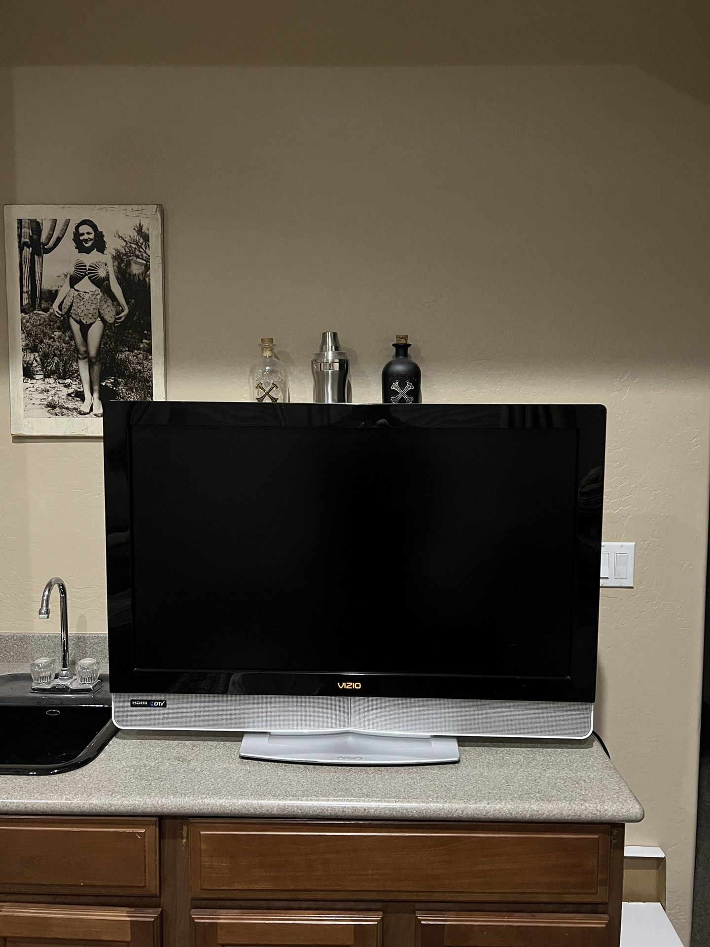 Vizio VX37L Great Condition Television/ Soundbar