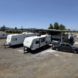 Tango Travel Tráiler RV Roof Repair