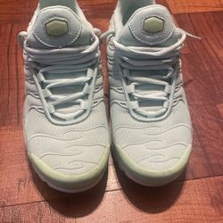 Woman’s/Kids Nike Shoe