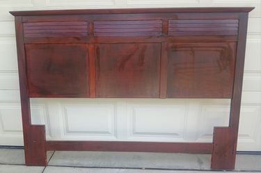 FREE Hardwood QUEEN Headboard Good condition if you come and get it