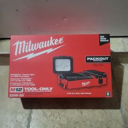 Milwaukee
M12 12-Volt Lithium-Ion Cordless PACKOUT Flood Light w/USB Charging