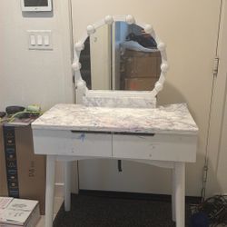 Girls Vanity- FREE MUST GO TODAY