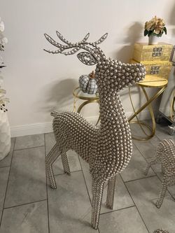 Set of 4 Pearl and crystal Reindeer holiday decor / Christmas/ Set de Juego de 4 venados en perlas y cristales de navidad .