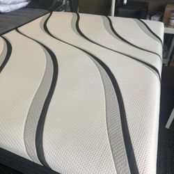 (NEW)MATTRESS BLOWOUT! Brand new mattress sets. Kings, Queens, Fulls