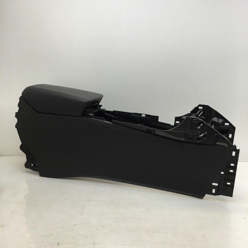 2016 Nissan Maxima middle console