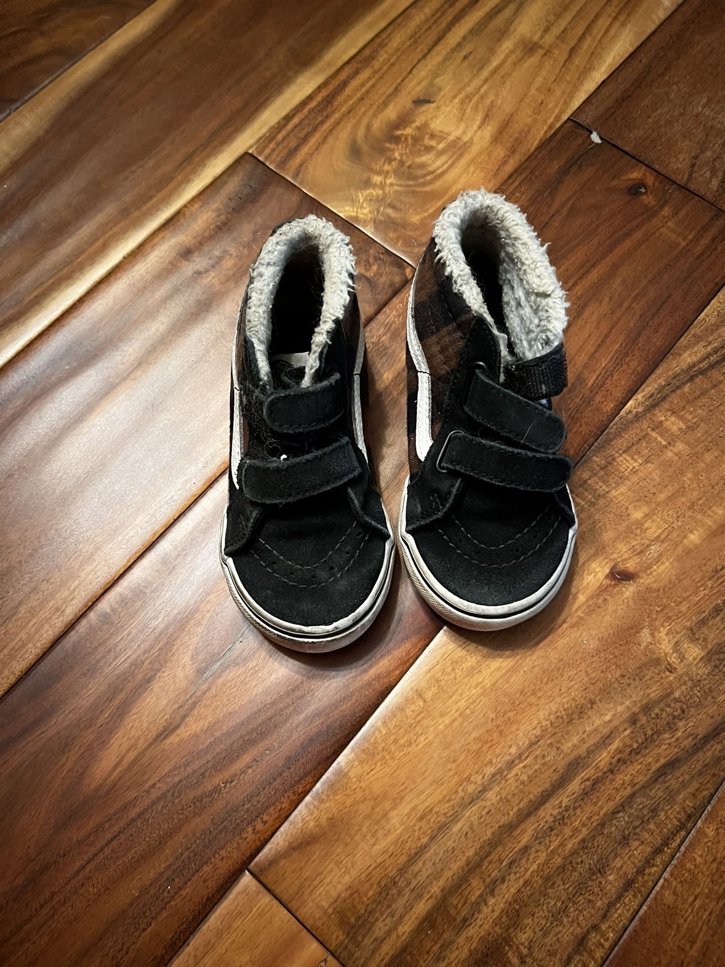 Toddler boys checkered fur line vans. Size 8