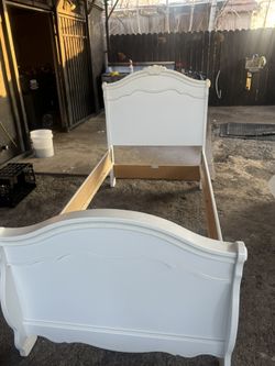 Twin Size Sleigh Bed