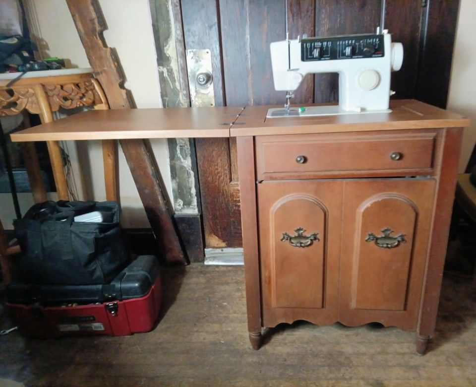 Vintage JC Penney Zig Zag Sewing Machine with Sewing Table Cabinet - MACHINE NEEDS SERVICE