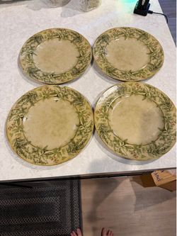 Dish set w/ mugs, S&P and canisters