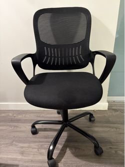 Mesh Office Chair with Wheels – Black – Good Condition