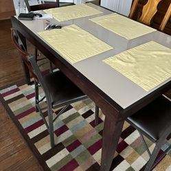 Dinette With 4 Chairs  Opens To 7 Feet 