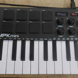 Akai MPK MINI KEYBOARD USED TESTED 890101-3