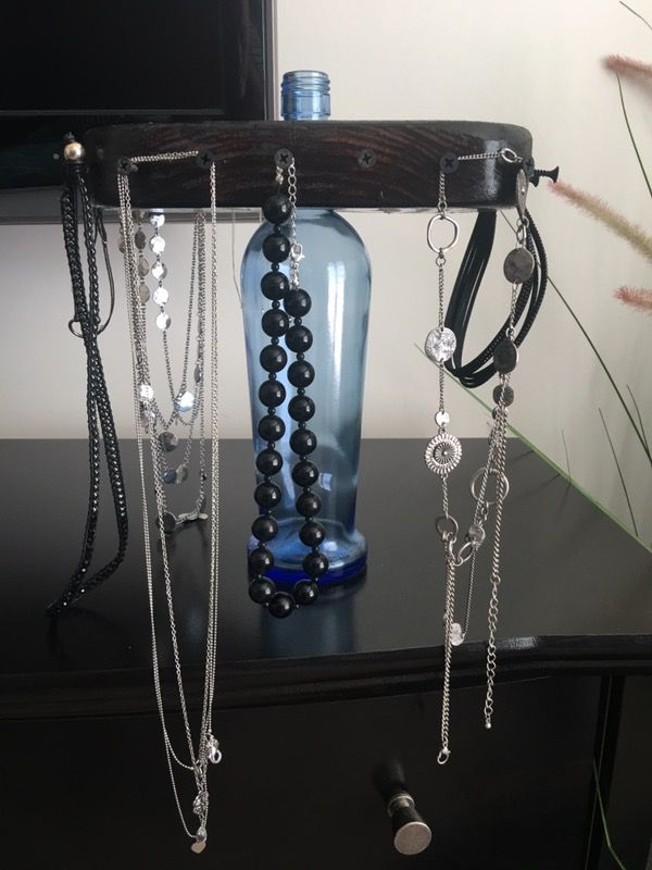 Necklace chain cradle
