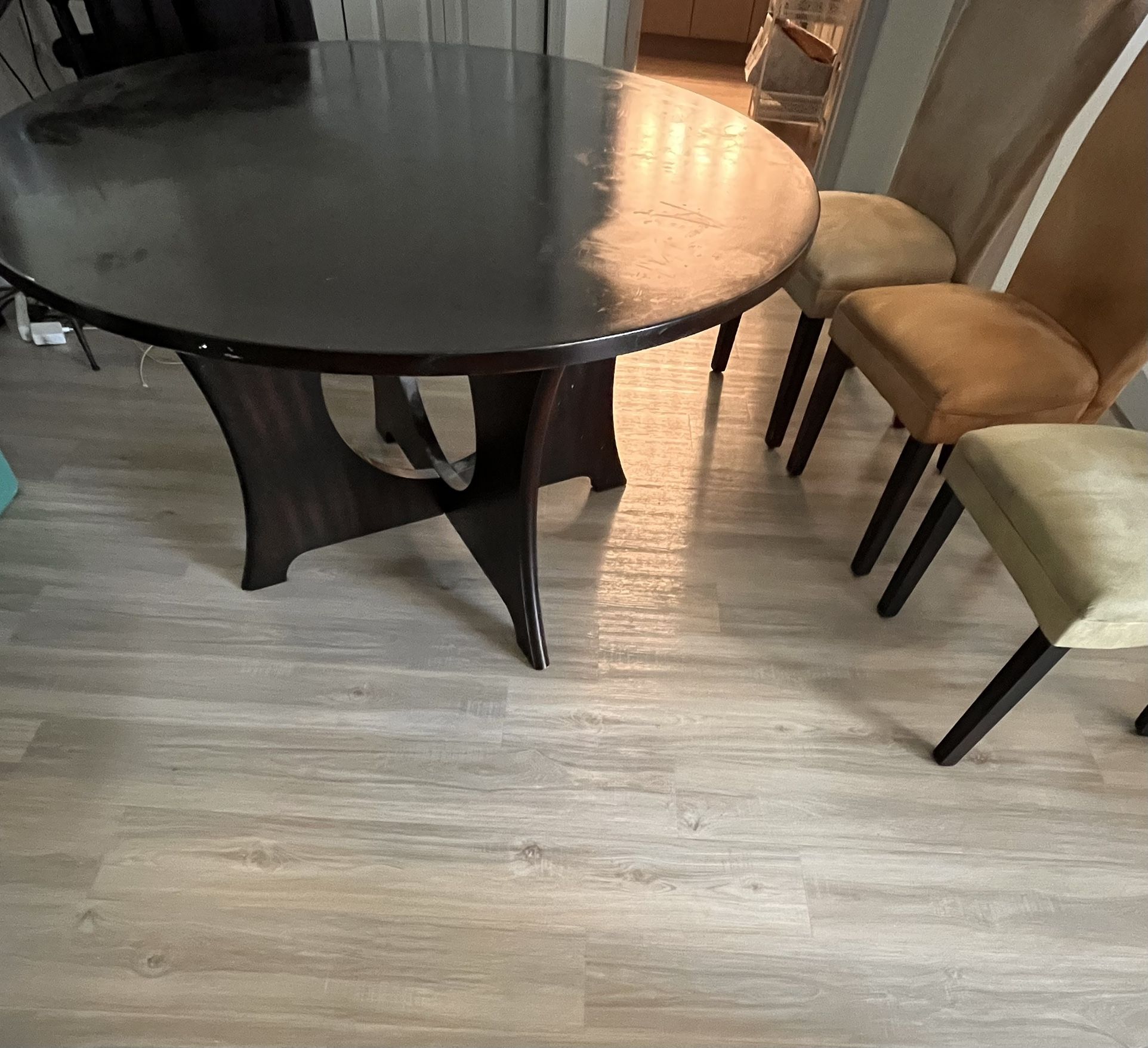 Table with 3 chairs