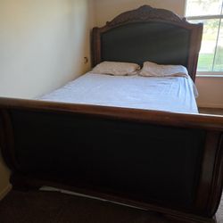 Wood queen size bed Or Best Offer 