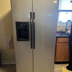 Side by side refrigerator and dishwasher