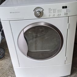 Frigidaire 27" Electric Dryer 5.8 Cu. Ft.