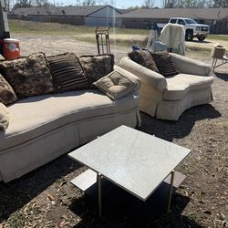 Juego de sofá muy confortable de tres piezas a precio muy económico incluye los dos sillones y la mesa de centro