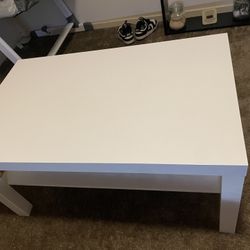  Coffee Table From IKEA perfect condition / Mesa Para sala De IKEA Perfecta Condición 