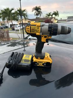 Dewalt 20 Vt Xr 4amp HammerDrill With Battery And Charger