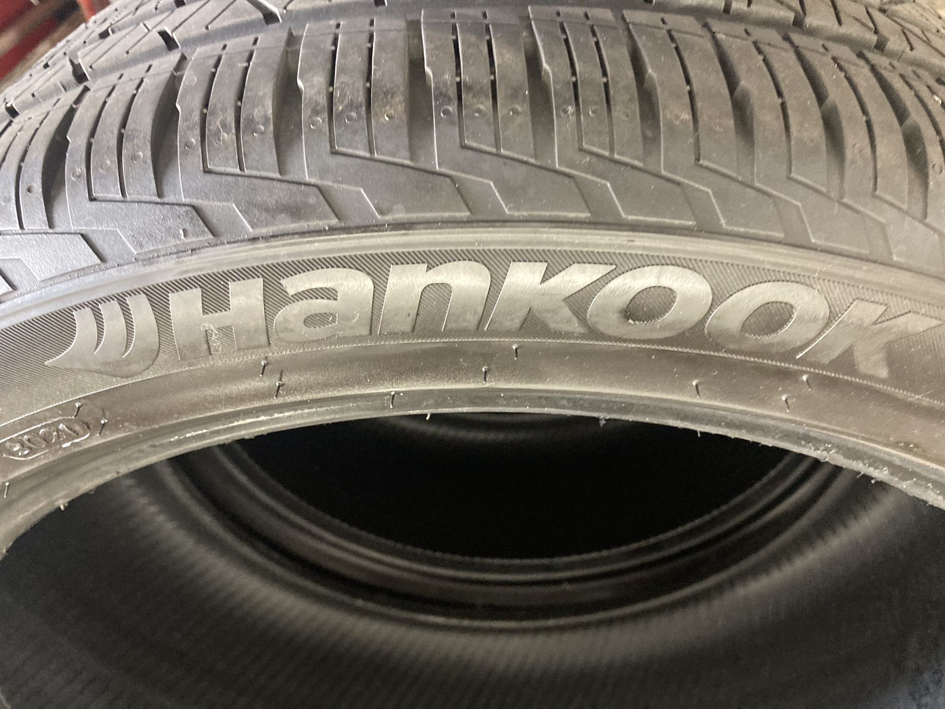 285/40/22 Hankook (2 Tires)