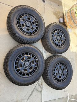 Black Rhino Forged 18” Wheels with Toyo 33” Open Country AT3 Tires 6x139.7