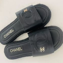  Chanel 23C Black Lambskin Leather CC Logo Slide Sandal Slip Espadrille Flat 38.  Exactly as pictured  Has small wear on a side, please check my close