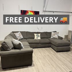 Large Gray Stanton Sectional 🛋️- FREE DELIVERY 🚚 