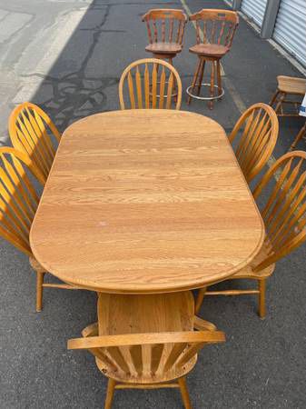 Solid Wood Dining Table w/ 6 Chairs & 2 Leafs.