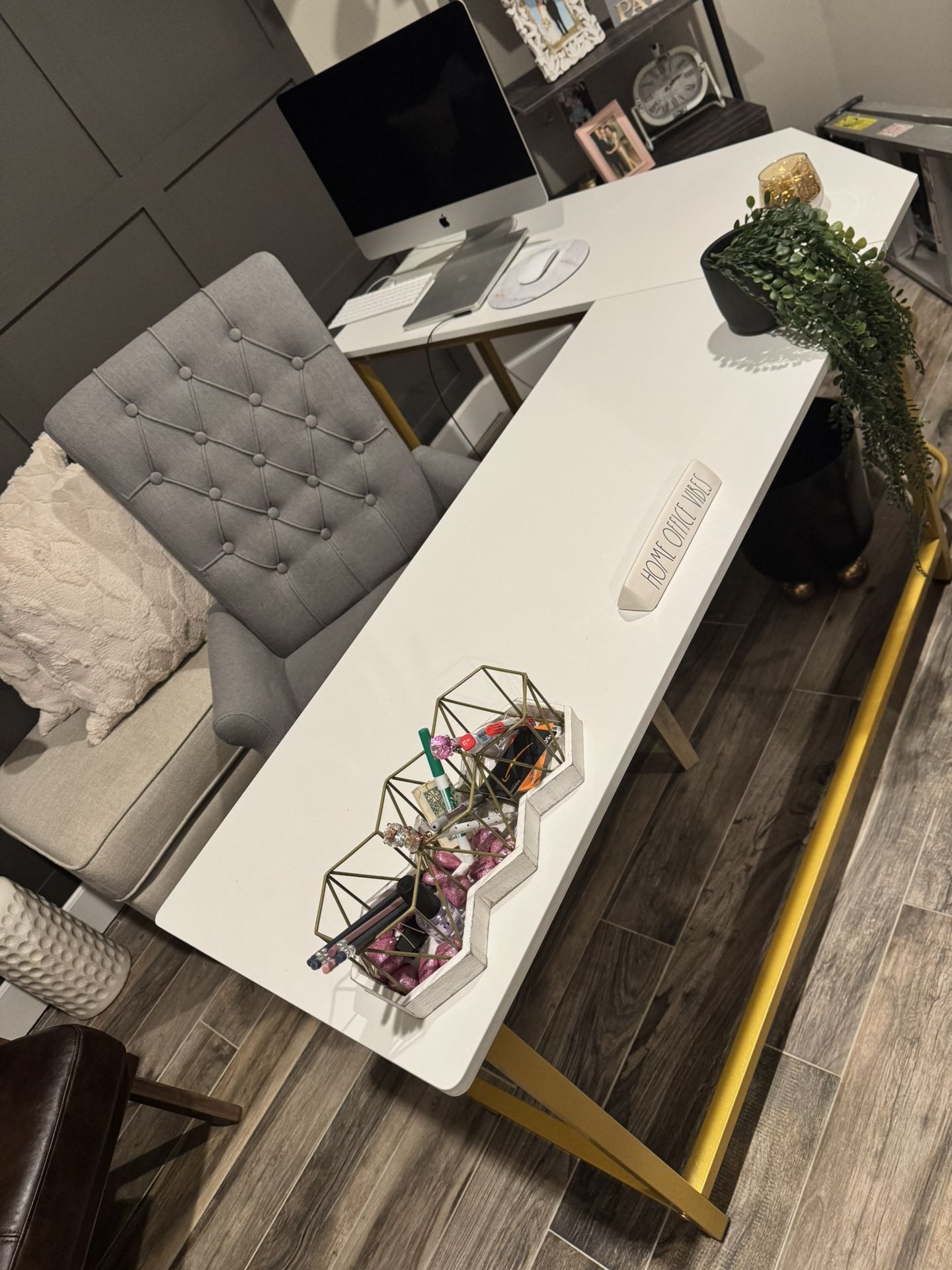 Beautiful Desk! Not One Scratch!! Like New, Just Changing The Style In The Office