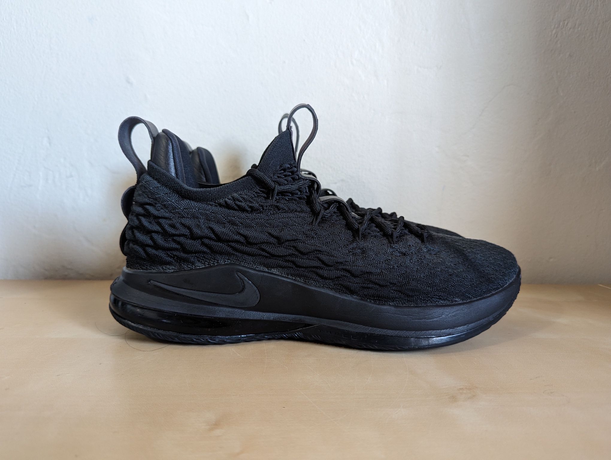 Nike LeBron 15 Low Blackout Triple Black Sneakers AO1755-004 Men’s Size 11.5