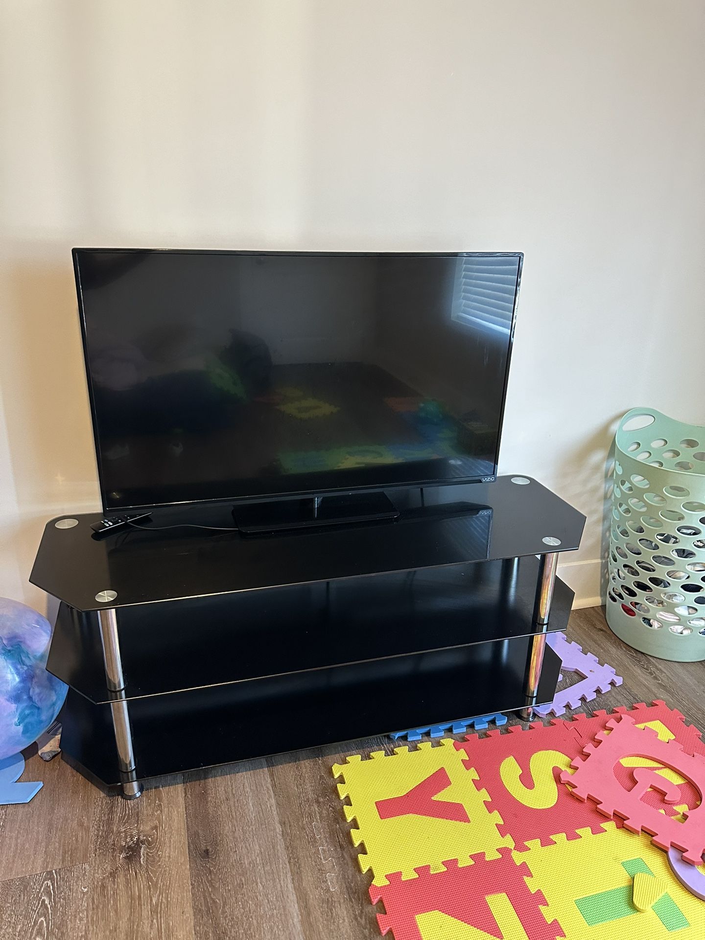 50 Inch Smart TV / Black TV Stand 