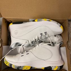 Steph Curry Signature Shoe Men’s Size 7 and fit women’s size 8.5 Brand New