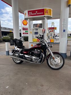 2012 Triumph Thunderbird 1600cc (NEED GONE ASAP )