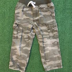 Boy’s Carter green camo cargo pants size 4T