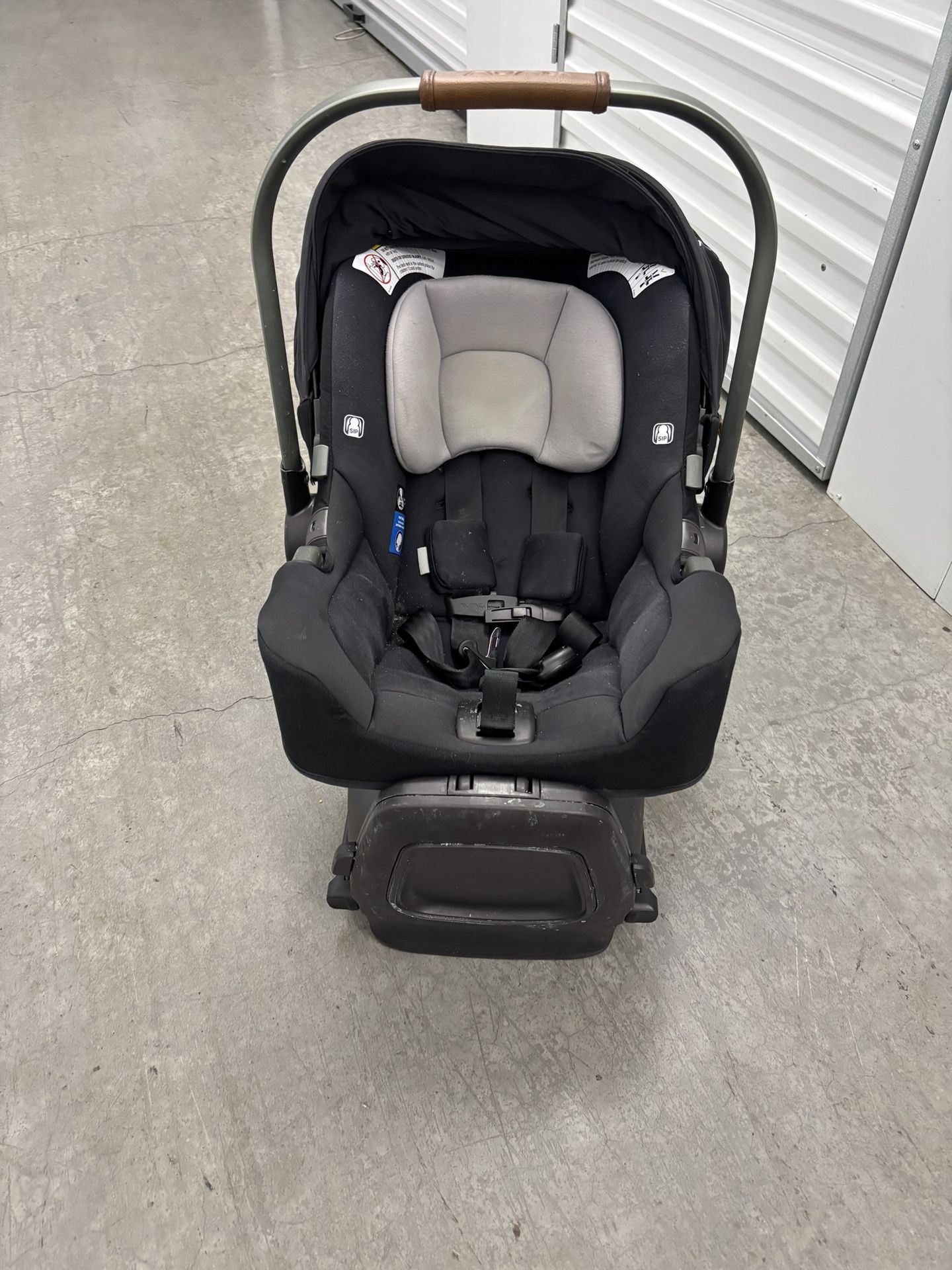 Nuna Pipa Rx Newborn Car seat/base