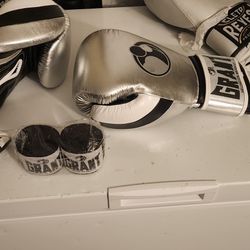 14 Or 16 Oz  Velcro Boxing Glove With free  Hand Wraos