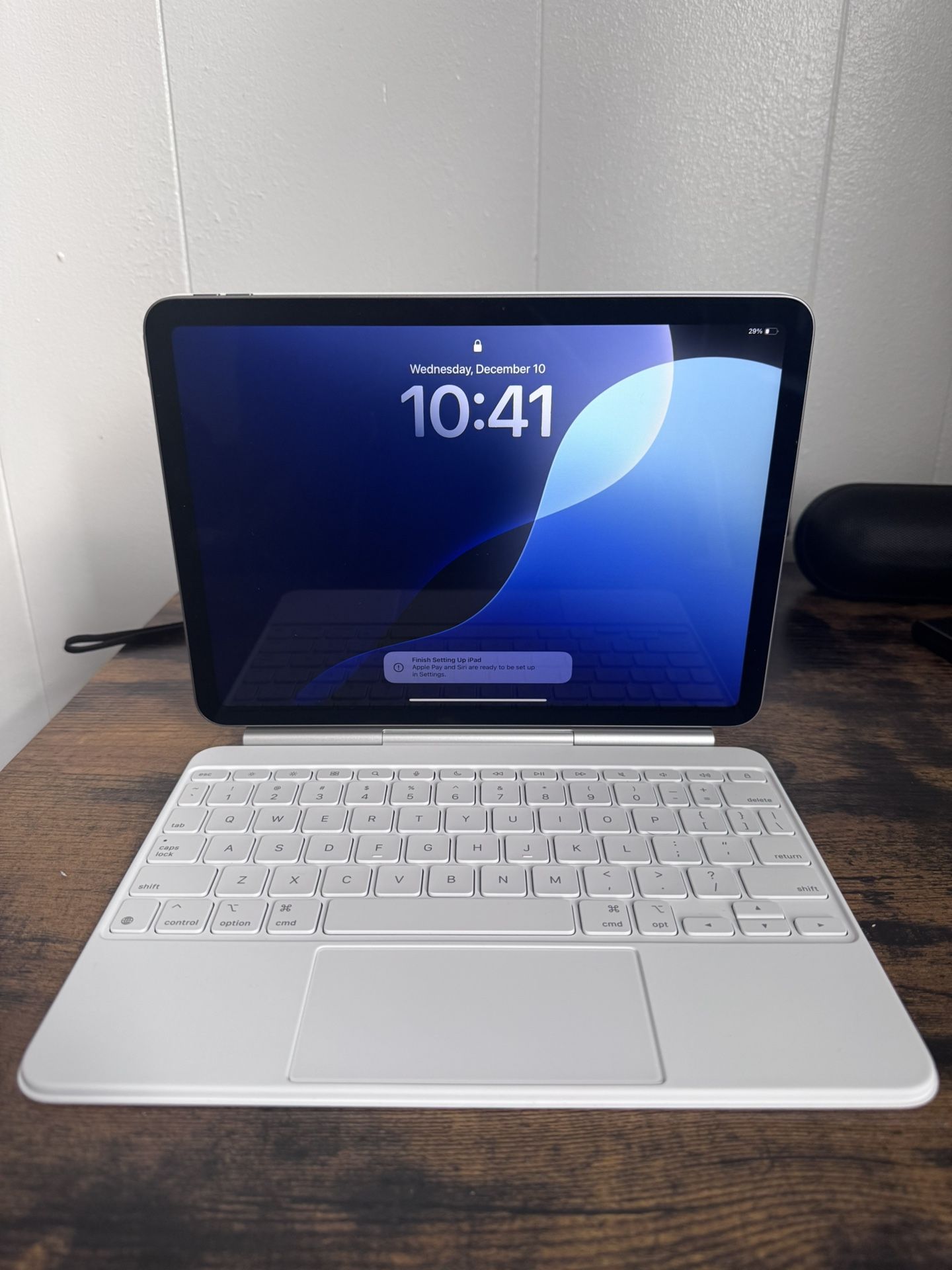 iPad Air 11” (M3) 128GB + Magic Keyboard as a bundle. 2 Months Old.