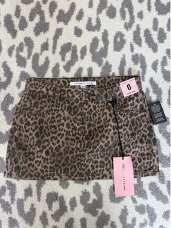 woman’s low rise mini skirt