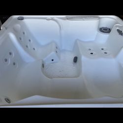 5 Person Free Flow Refurbished Hot Tub